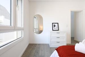 Quarto confortável em casa com Piscina