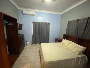 Apartamento a 2 minutos de la Embajada de los Estados Unidos 3 Hab-5 cama- 3 baños- 2 Parqueo- Pueden dormir 8 personas- Residencial Privado