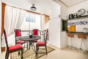 2º andar de casa na Armação da Piedade, 50 metros da praia