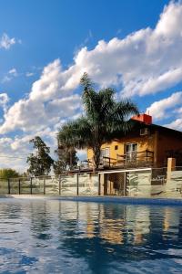 Relax in New Andalucía- Tu refugio costero con pileta