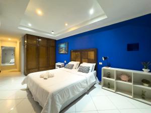 Casa estilo americano cerca del Shopping Mariscal con 2 garajes y WiFi