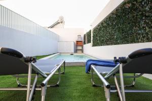 Quarto confortável em casa com Piscina