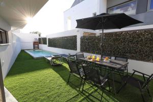 Quarto confortável em casa com Piscina