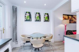 Minutes to the Coop Live Arena & Etihad Stadium - Free Parking with EV Charger