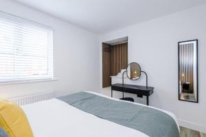 Minutes to the Coop Live Arena & Etihad Stadium - Free Parking w EV Charger