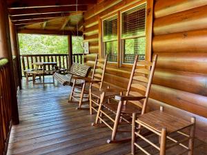 King Bed, Game Tables, Resort Pools, Putt-Putt, Great Location!