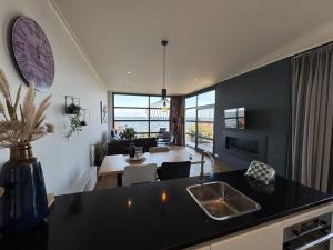 Enkhuizer Strand Chalet IJsselmeerstrand Erste Reihe mit Zaun Hausnr 204