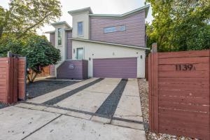 The Q - Austin Family Vacation Home - Hot Tub, Sauna, Gym & Backyard