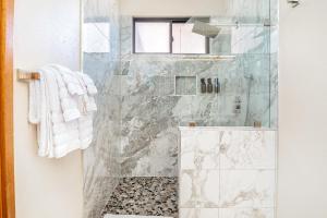 New baths king bed open & tranquil pool hot tub