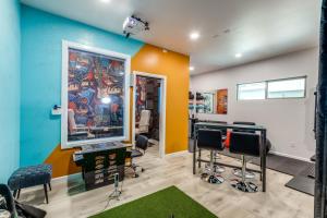 The Q - Austin Family Vacation Home - Hot Tub, Sauna, Gym & Backyard