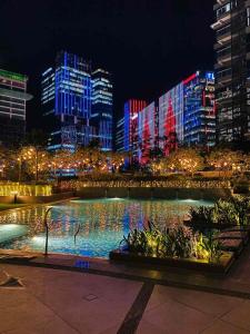 Uptown Parksuites BGC Cosy Hotel Vibe Flat near St Lukes, Uptown Mall, Mitsukoshi and Grand Hyatt