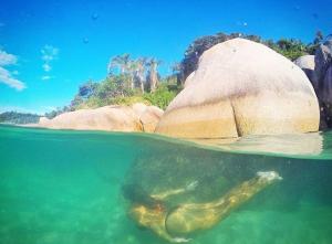 Casinha 2 na praia, estacionamento, ar cond, wifi e churrasqueira