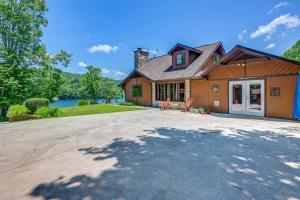 Lakefront North Carolina Abode with Grill and Fire Pit - 4hvězdičkové hotely ve městě Topton