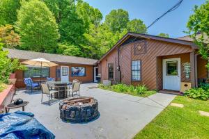 Lakefront North Carolina Abode w Grill & Fire Pit