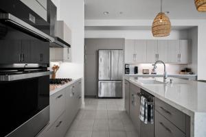 1 mi from Tennis Garden - Corn hole - Pool Access