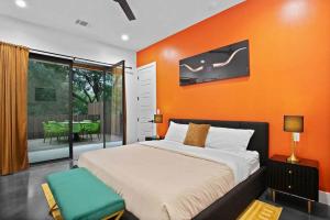 South Lamar Luxe Creekside Retreat with POOL