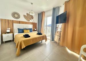 Candy Pop - AC, High speed internet ,Desk with natural light, Pool and two Terraces