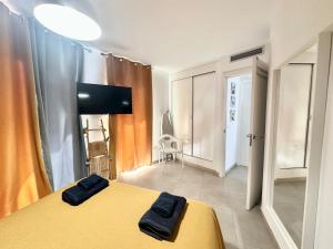 Candy Pop - AC, High speed internet ,Desk with natural light, Pool and two Terraces