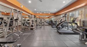 Luxury Skyline Escape, FIFA World Cup, King Bed, Free Parking, DT View, Sauna