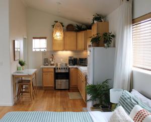 Chic GJ Downtown BoHo Studio: Romantic and Central