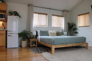 Chic GJ Downtown BoHo Studio: Romantic and Central
