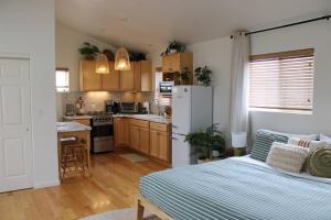 Chic GJ Downtown BoHo Studio: Romantic and Central