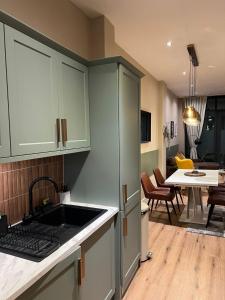 Modern 2 bedroom 2 bathroom Apartment newly renovated