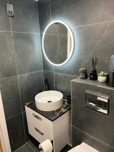 Modern 2 bedroom 2 bathroom Apartment newly renovated