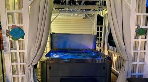 3BR Master Loft Master Suite 3 bath hot tub pets enclosed yard