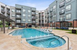 Luxury Skyline Escape, FIFA World Cup, King Bed, Free Parking, DT View, Sauna