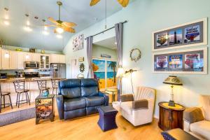 Ocean Views and Walk to Shore Crystal Beach Home! - 3hvězdičkové hotely ve městě Crystal Beach