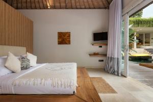 Villa Reina by SooBali - Spacious & Modern near Canggu with Butler-Cook, Private Pool and Tropical Gardens