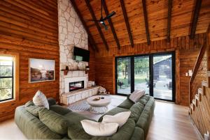 Pool, Hot Tub, Fire Pit, Game Room, Mini Golf