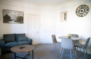 The Channel View, 4 bedrooms, 4 beds, FREE parking, 3 minutes from the beach