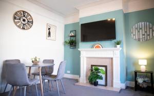 The Channel View, 4 bedrooms, 4 beds, FREE parking, 3 minutes from the beach