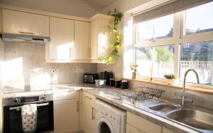 The Channel View, 4 bedrooms, 4 beds, FREE parking, 3 minutes from the beach