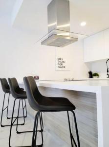 Endless Summer - 2Bed 2Bath Condo - Seasonly Heated Pool with Ocean Views - 5min walk to Beach - Fibre Internet - Sleeps 6