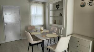 2 Bed Cottage Retreat in central location