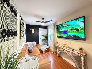 Vibing Hudson Retreat Pet-Friendly w Hot Tub