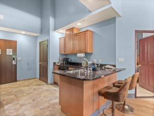 Indoor Water Park - Game Rm - Mins to Downtown - Jacuzzi