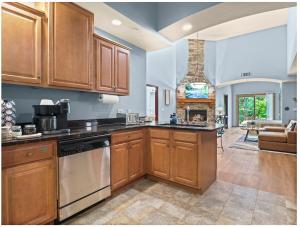 Indoor Water Park - Game Rm - Mins to Downtown - Jacuzzi