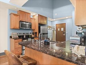 Indoor Water Park - Game Rm - Mins to Downtown - Jacuzzi