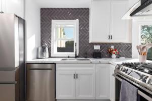 Modern Getaway Near Downtown – Family Friendly