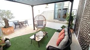 Private Terrace at Flores Street