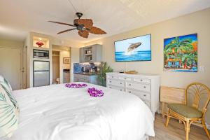 Maui Banyan Studio, King Bed, Steps to Kam2 Beach
