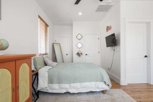 Luxury Oasis Compound with Hot Tub with 3 Homes