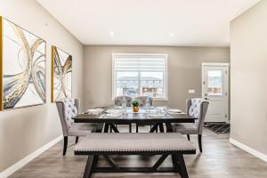 Cozyhub Vacation Rental Calgary-3Bedroom with AC