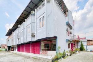 RedDoorz Syariah at D Niel Homestay Mandala Medan