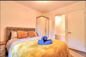 Stylish 1 Bedroom Apartment with Free Parking and Links to London & Essex