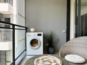 Cozy Lake-View 1BR Apt Pool Gym 1405